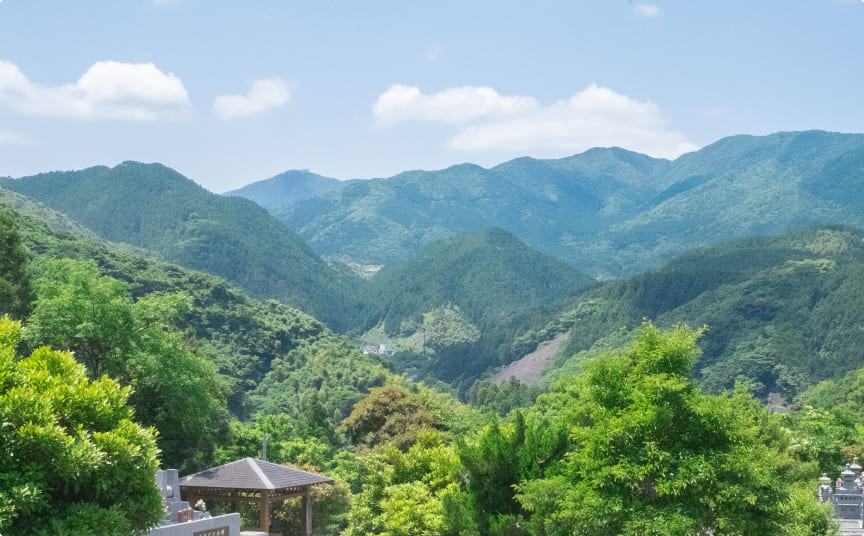 墓所の近くの山々の写真
